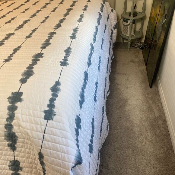 ienjoy King bedpread quilt wht Blue Ish Gray watercolor design reversable - Picture 4 of 9